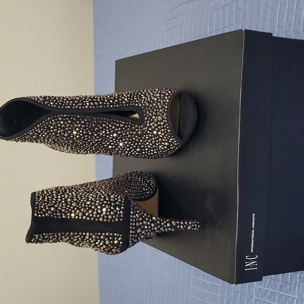 Shoes - Picture 2 of 8